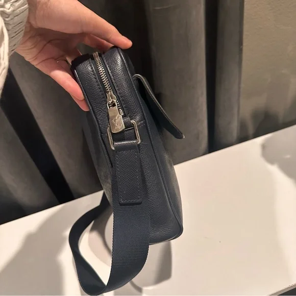 Louis Vuitton Alex Messenger PM Tiaga Leather - Picture 5 of 12